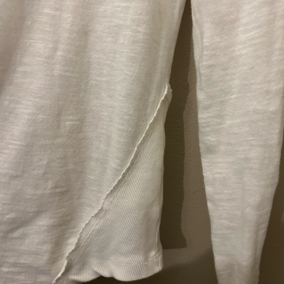 FREE PEOPLE WHITE HENLEY WITH CROCHET DETAILING ON SLEEVES SIZE MEDIUM - Picture 4 of 8